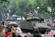 六爻在线美国纪念陆军成立250周年阅兵仪式在华盛顿举行