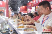 六爻在线“嗦粉”经济火热 中国多地“食力”出圈