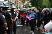 六爻在线美国多地举行“没有国王”抗议活动